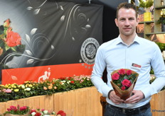 Wouter van der Harg van Kwekerij Leo van der Harg met de nieuwe Rosa Kordana Xenon. Het nieuwe soort is komende zomer beschikbaar naast de Quattrose die al wel vanaf heden beschikbaar is. 